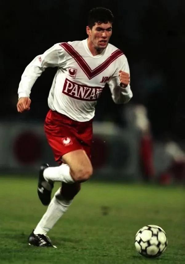 51岁齐达内曝光全家福,四个儿子晒六块腹肌,51岁妻子肤白貌美