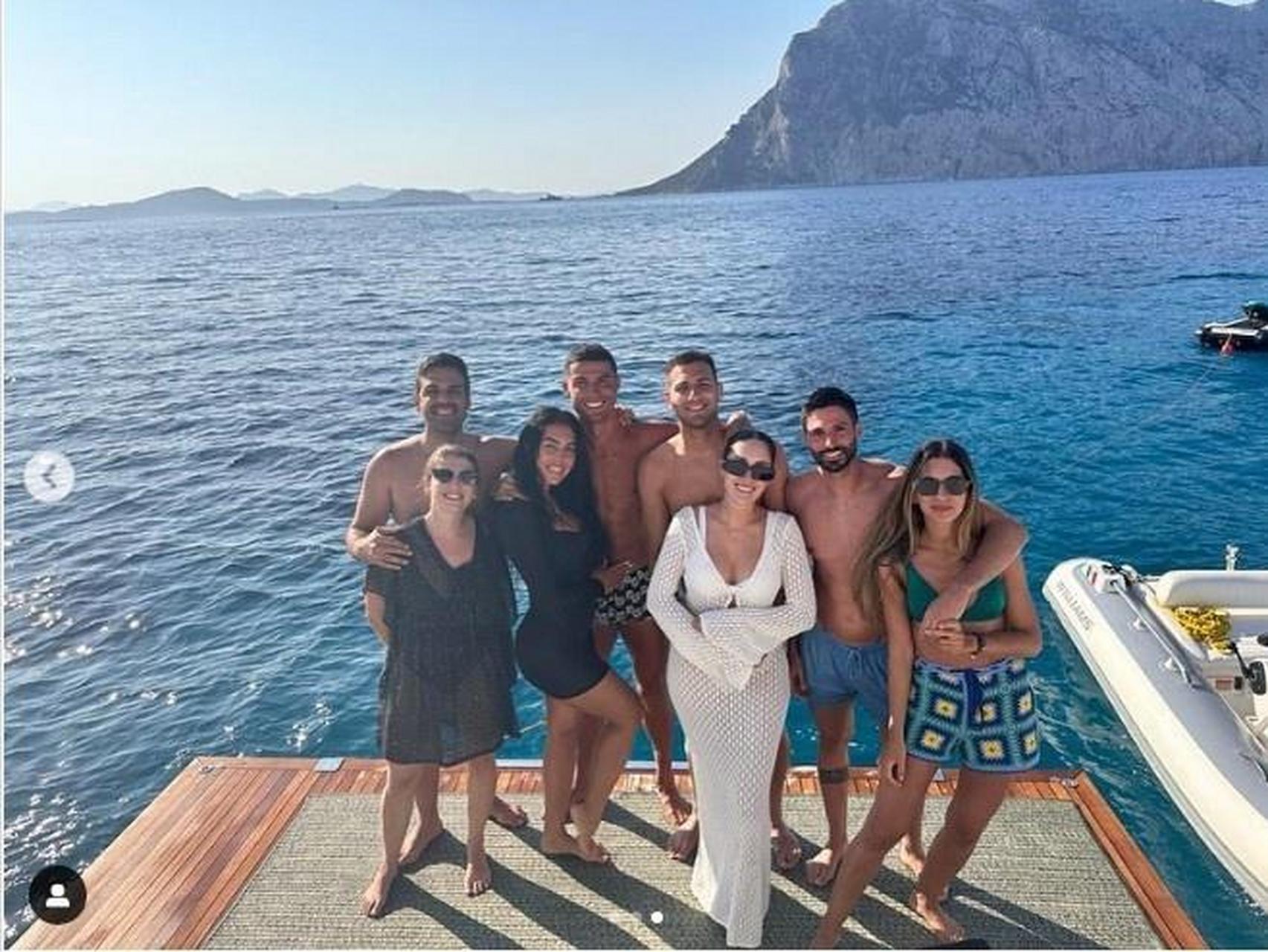 c罗社媒晒照,大秀完美肌肉并和达洛特等好友一起度假 6月27日讯 c罗