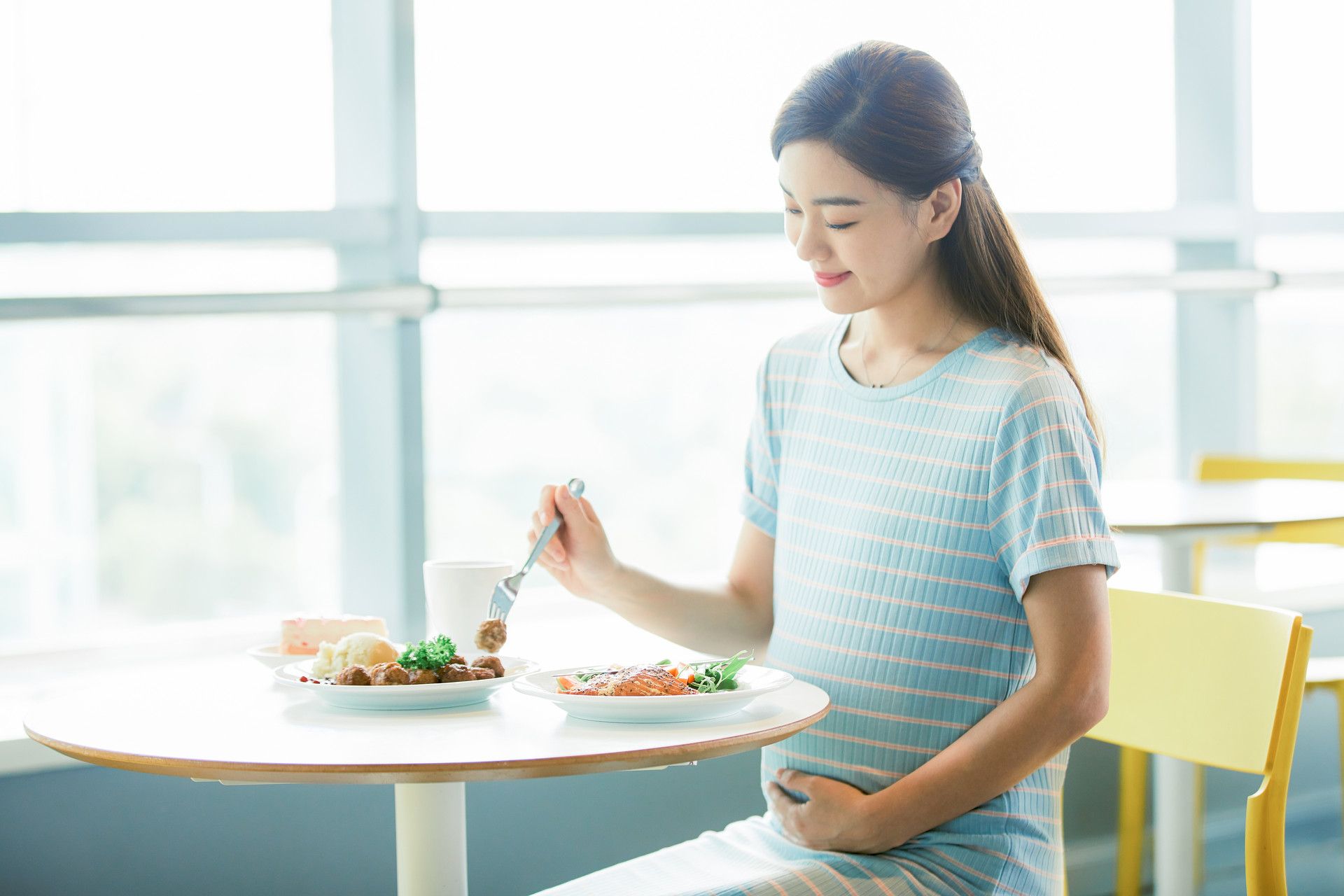 怀孕一个人吃两个人补 孕妈点点手机告诉婆婆这都是谣言