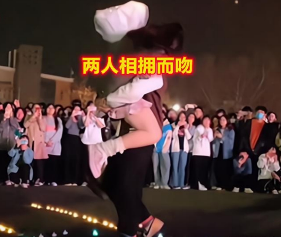 河南一男大学生浪漫表白,当众亲嘴惹人羡慕,没想到评论区更劲爆