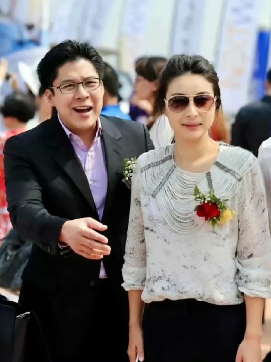 霍启刚晒牵手照庆祝结婚11周年