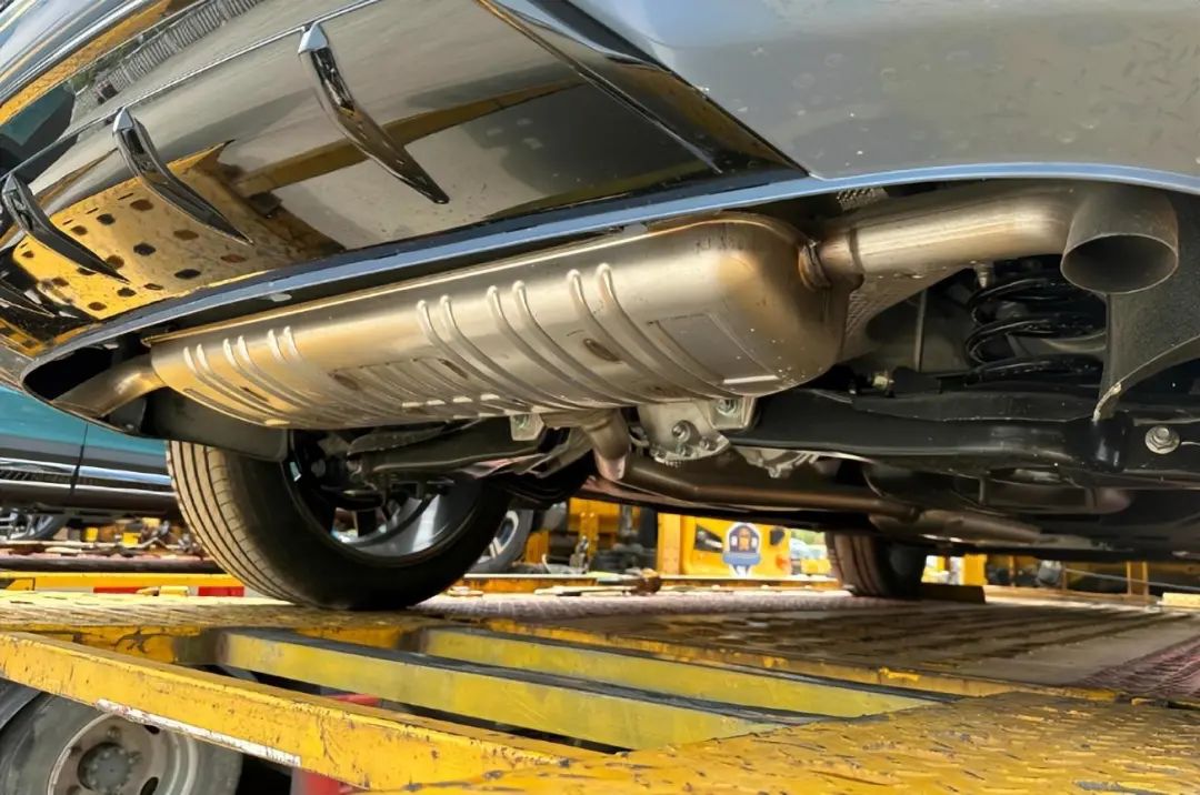 红旗hs5 2022款 2.0t智联旗享乐购版,搭载8at变速箱,内饰豪华