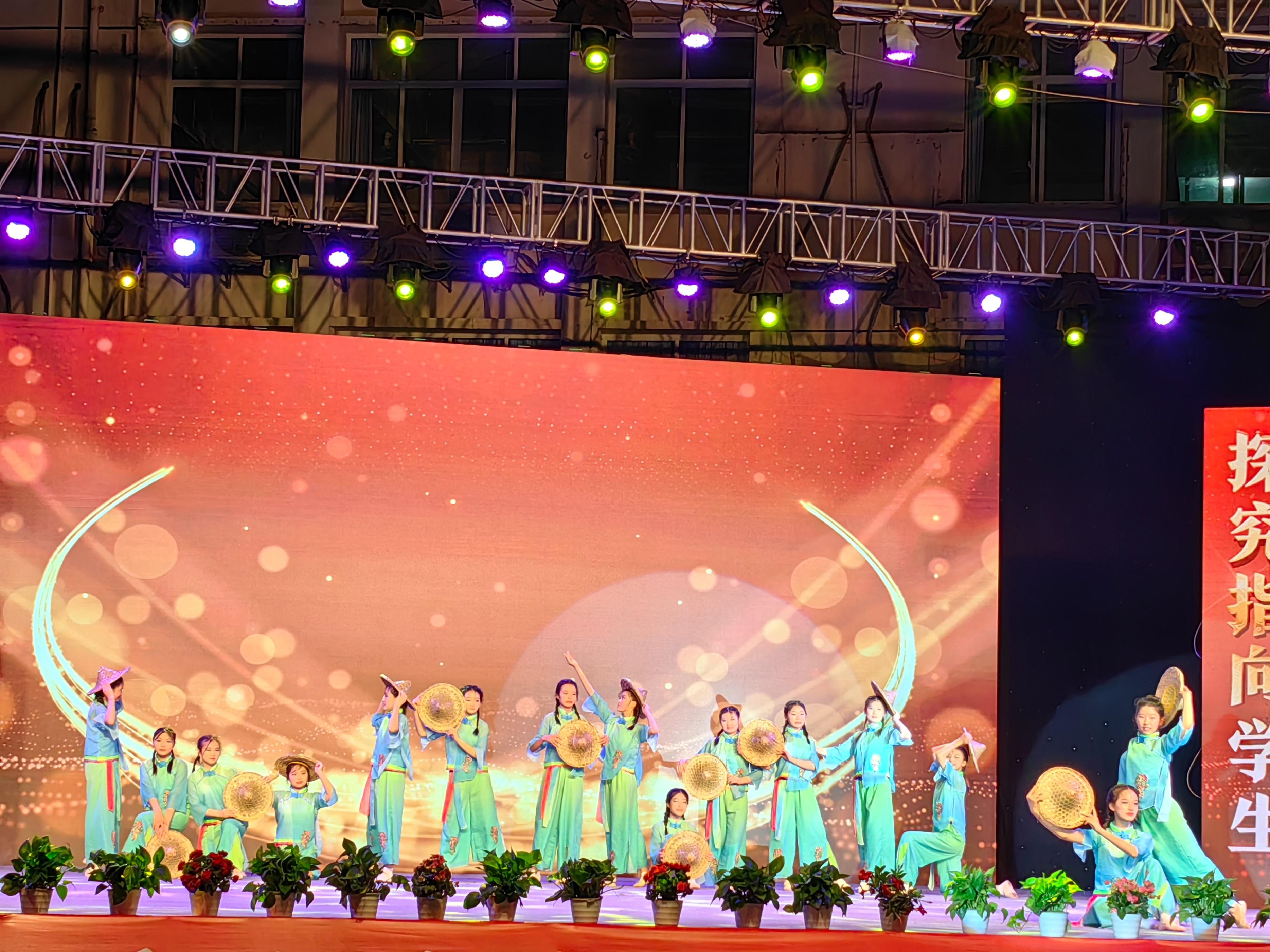 遂宁四中(二中滨江校区)举行第十五届"滨江之声"文艺汇演