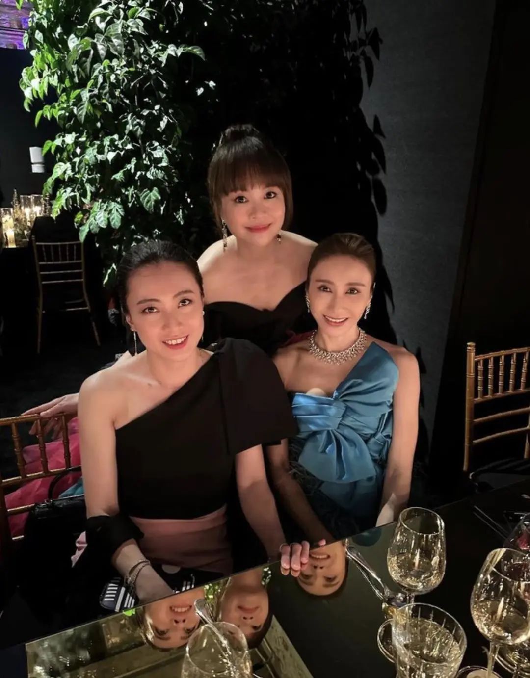 香港名媛聚会,伏明霞首度露面,黎姿低调现身