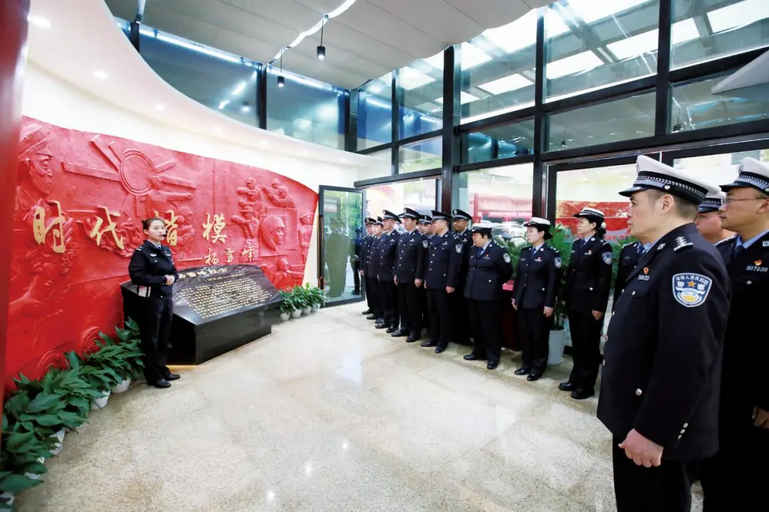 民警參觀時代楷模楊雪峰先進事蹟陳列室.(重慶市公安局供圖)