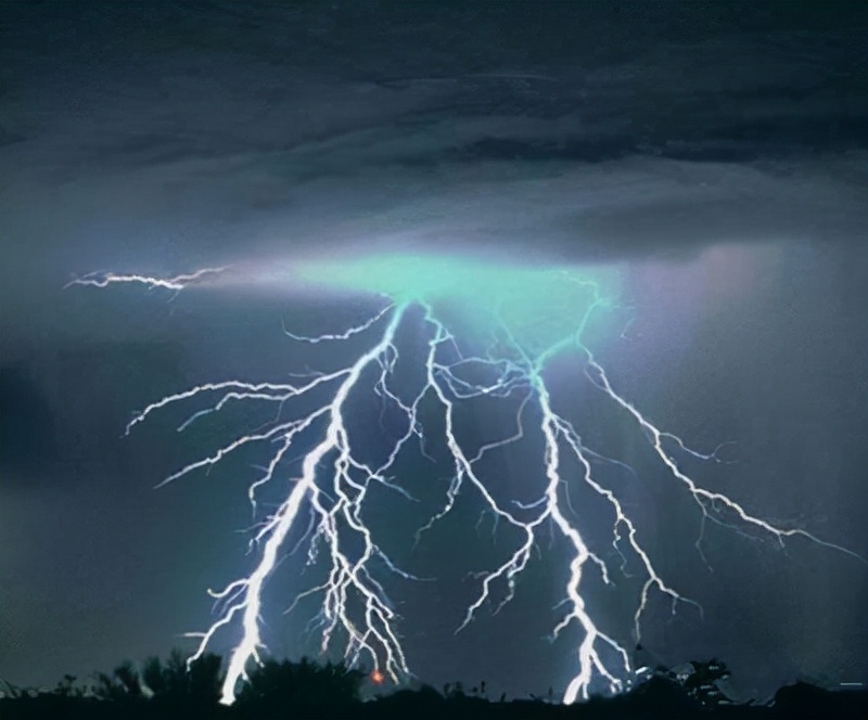 洱海"蛟龙渡劫"事件!12米蛟龙翻腾而起,老和尚目睹诵经超度