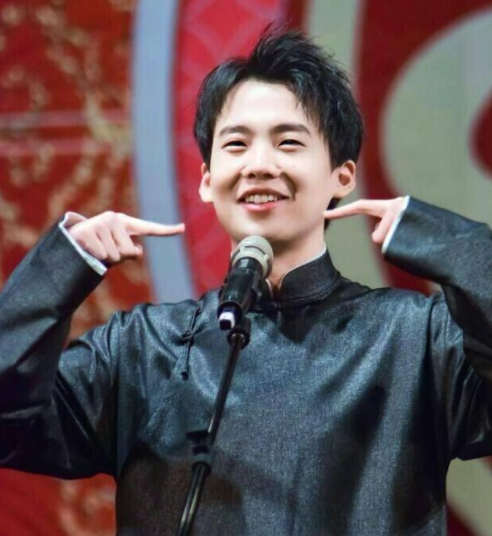 25岁郭麒麟喜获视帝,台上自夸不辱没师门,台下于谦含泪鼓掌