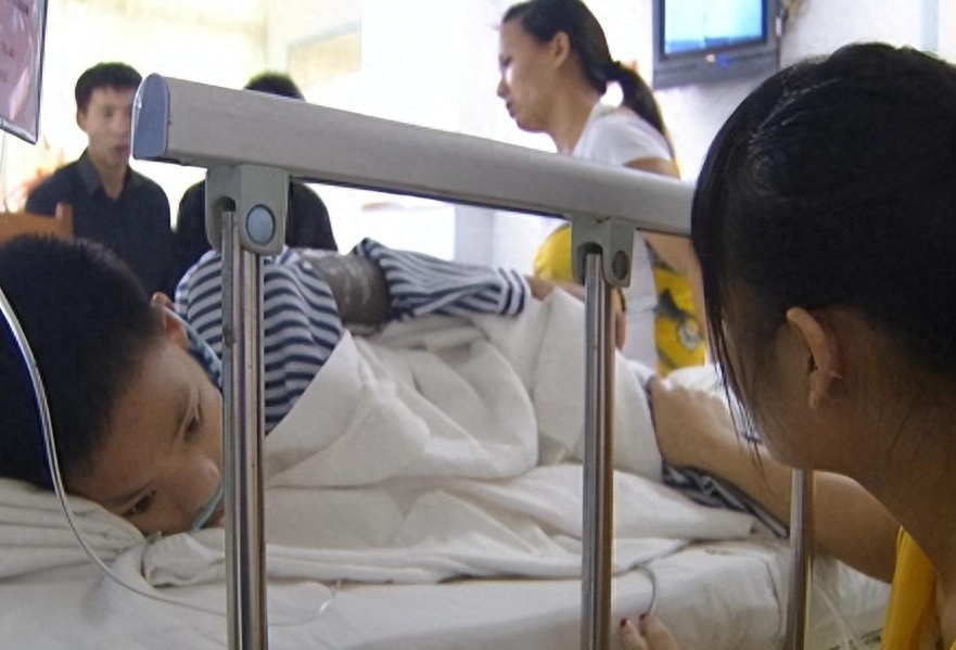 2012年12岁脑癌少年离世前一天的心愿父亲含泪捐献遗体