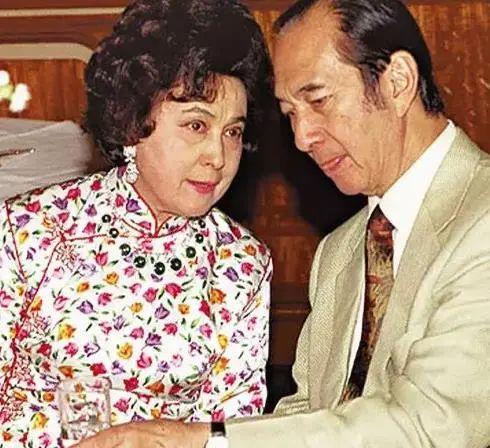 澳门赌场有很多穿着制服的年轻漂亮女公关