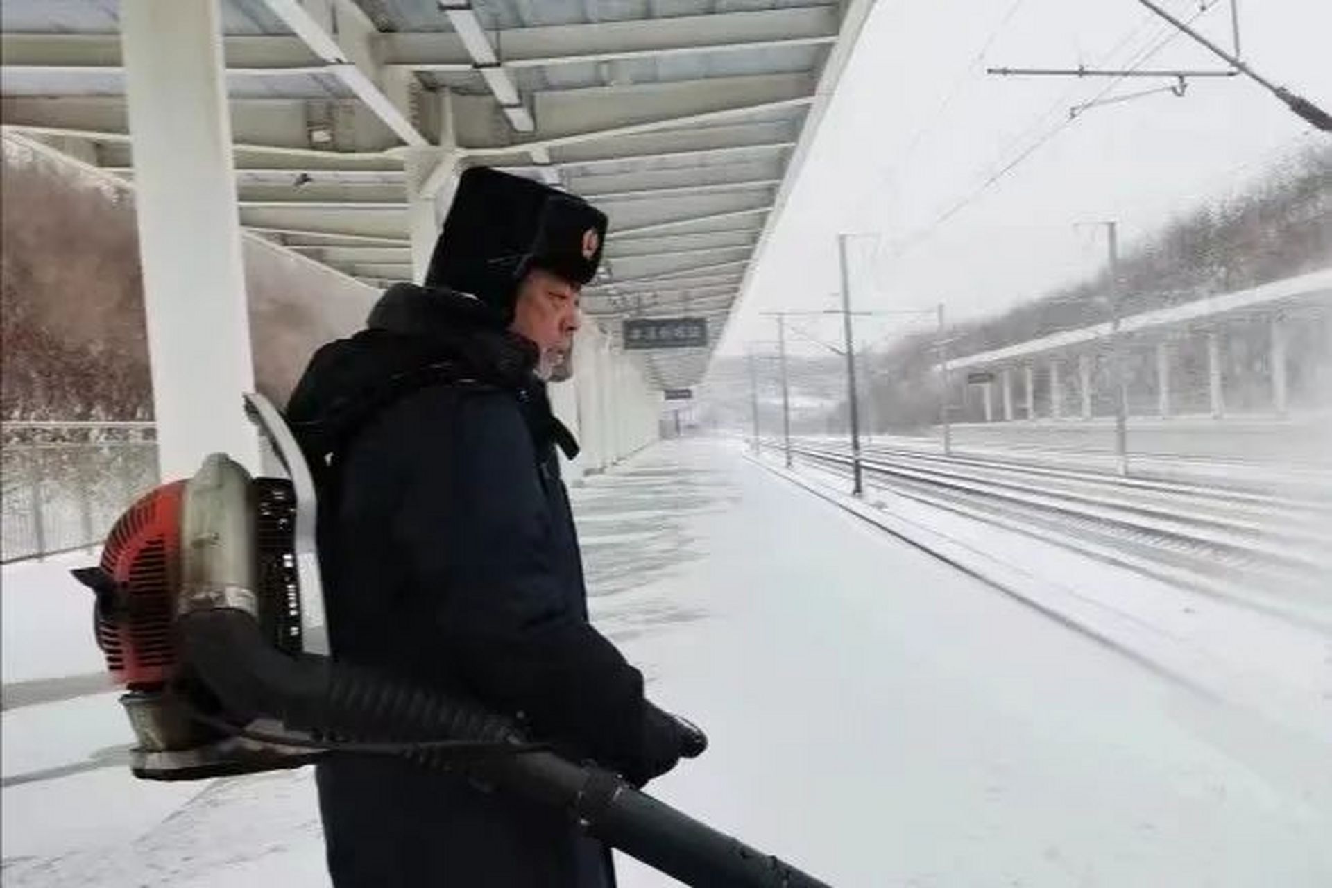 【共保护丨本溪车务段迎风战雪为旅客铺就"平安路"】#贯彻二十大辽宁