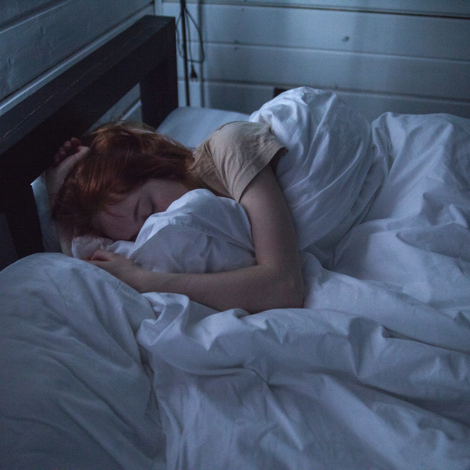 生活中总是有不少女生喜欢在睡觉时夹点什么,要么是枕头,要么是被子
