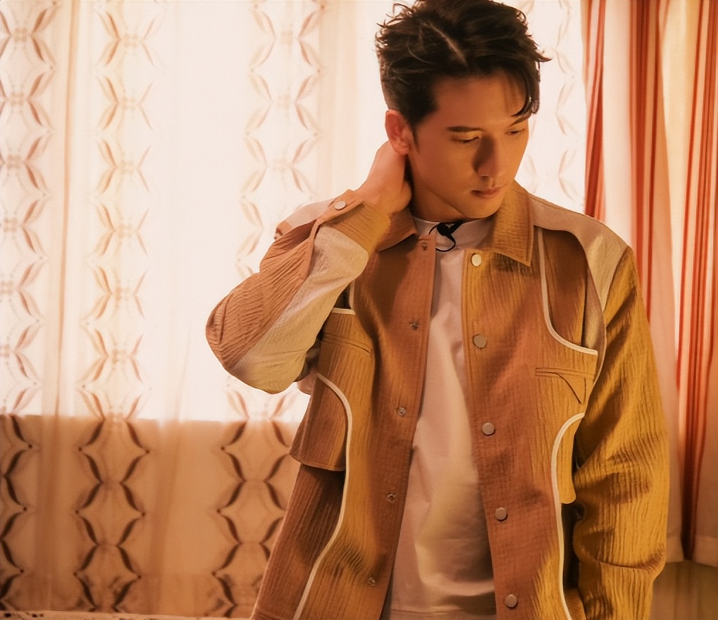 恭喜!43岁叶璇晒婚纱照,小腹隆起疑怀孕,无名指婚戒被嘲寒酸