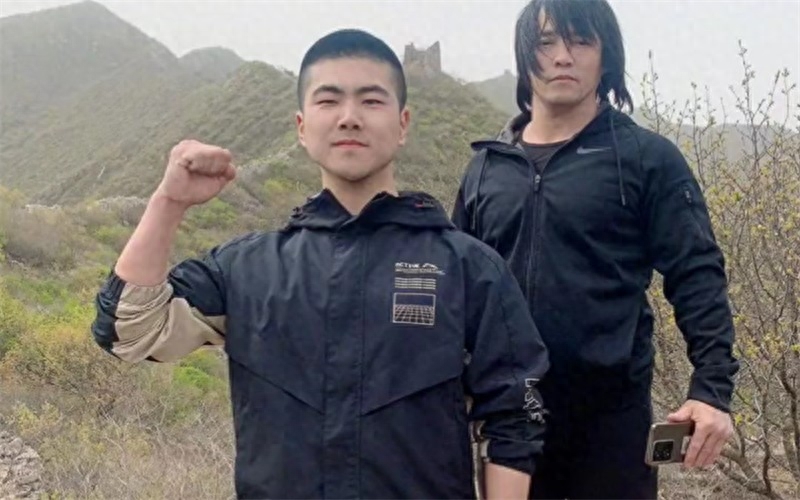 潜龙保镖的信条:忠诚,勇敢,担当,团结