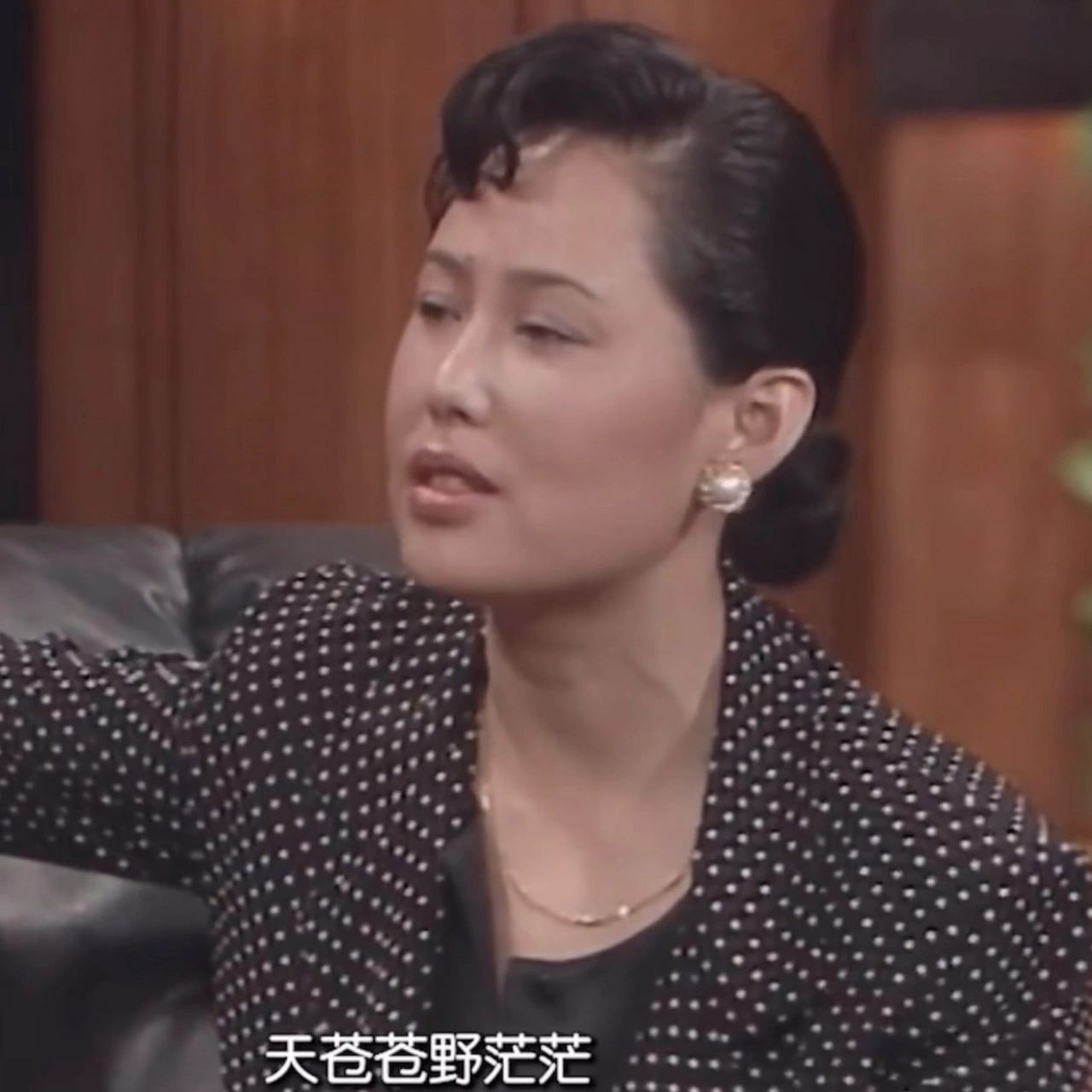 《今夜不设防》毫不露怯的大陆女演员斯琴高娃 这是我自己截图的,我太