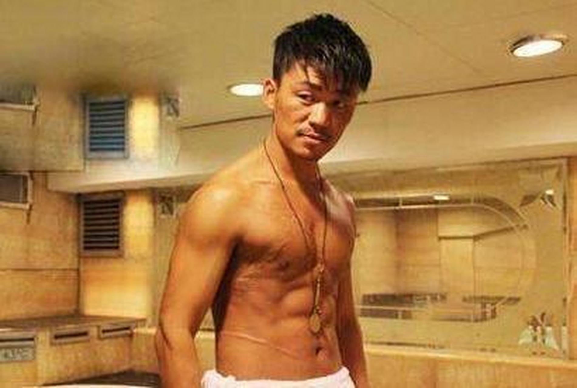 王宝强坚持健身10年,一身肌肉,网友:绝对的实力派