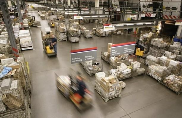 加拿大邮政的仓库包裹堆积如山 员工忙到爆炸