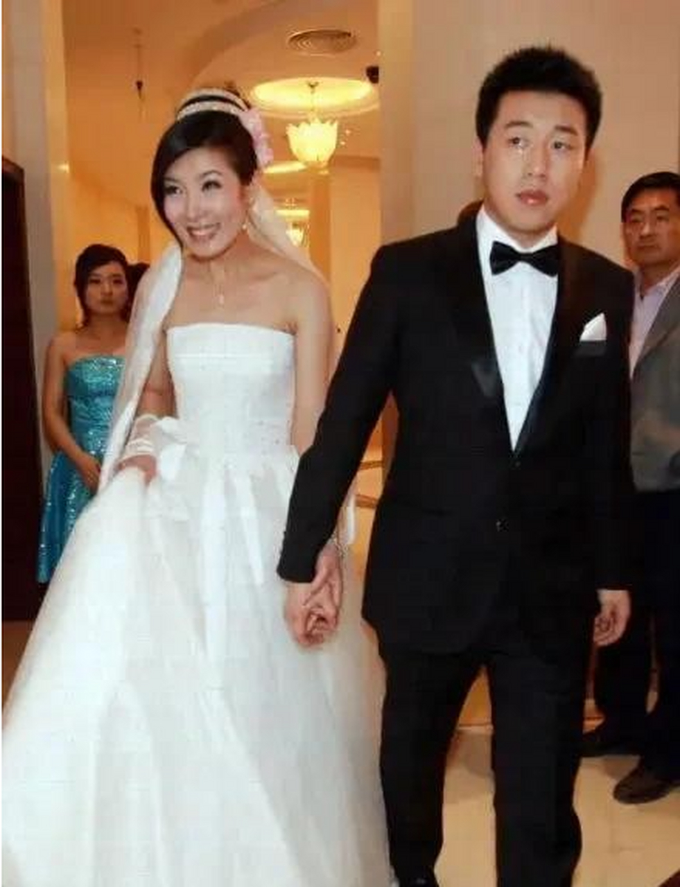 2008年,北京奥运上,26岁的杜丽对22岁的师弟庞伟说:"你向我求婚吧,我