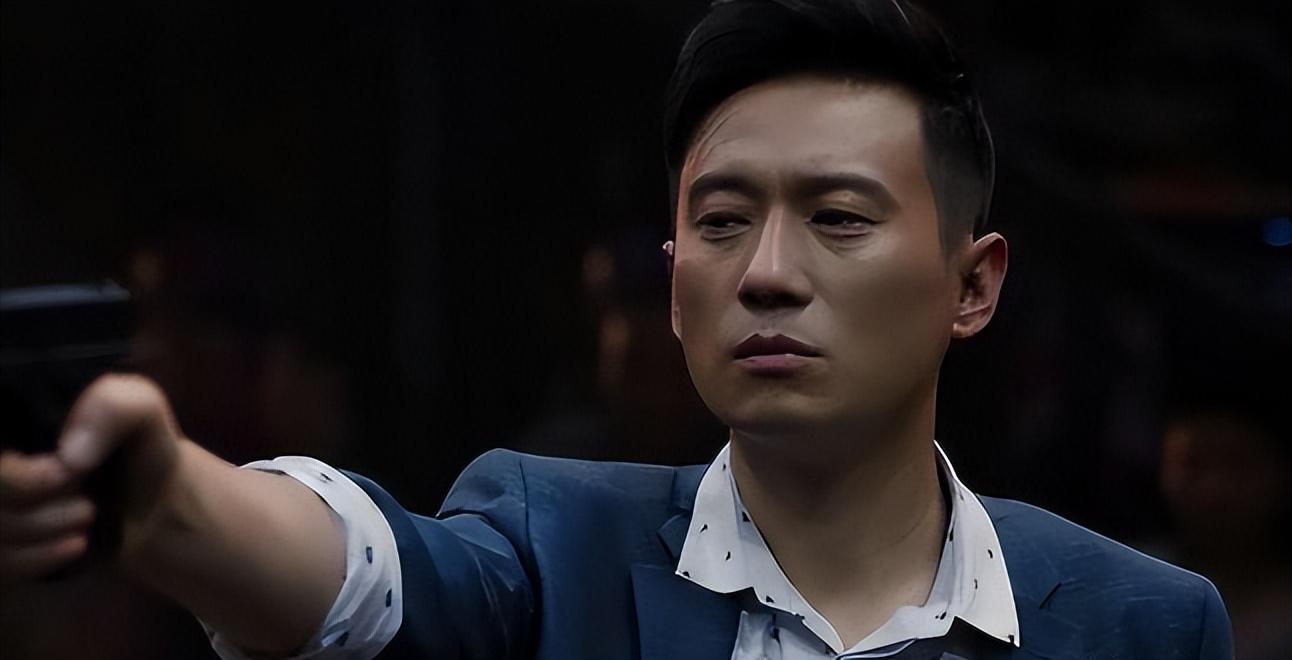 徐洪浩再度上演了自己的"重磅炸弹",这次他饰演了一名恐怖分子"黑猫"