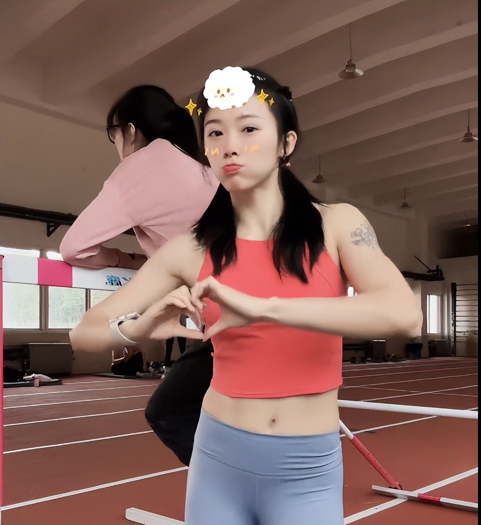 又美又可爱!中国田径女神揭秘走红装扮,吴艳妮备战大运会爱追剧