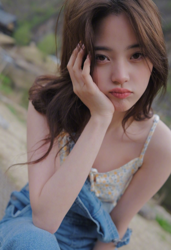 欧阳娜娜因"绿茶风穿衣"上热搜,故意肩带滑落,哥哥看完都躁动