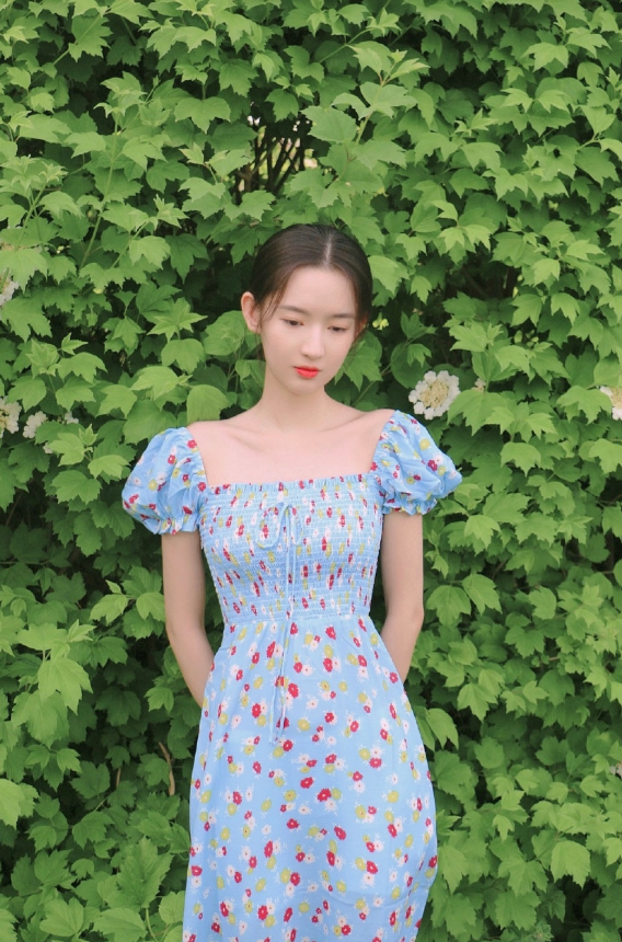 《夏至未至》李嫣然,实际也是一个"腿精",穿裙子明艳动人