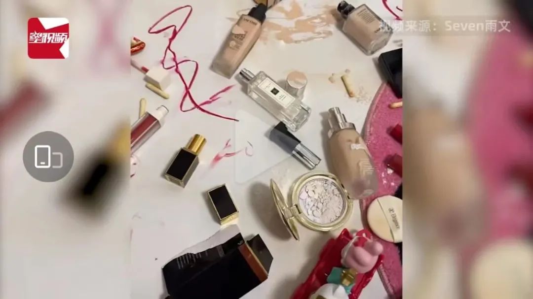 现场惨烈!女子化妆品遭亲戚家熊孩子全损毁,大牌口红成了画笔!