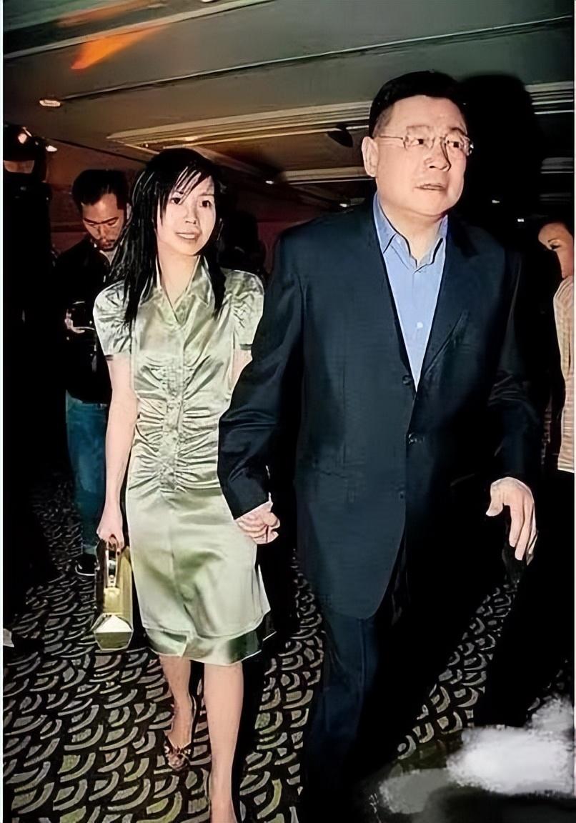 老牛爱音乐72岁刘銮雄陪老婆甘比共赴黎明演唱会