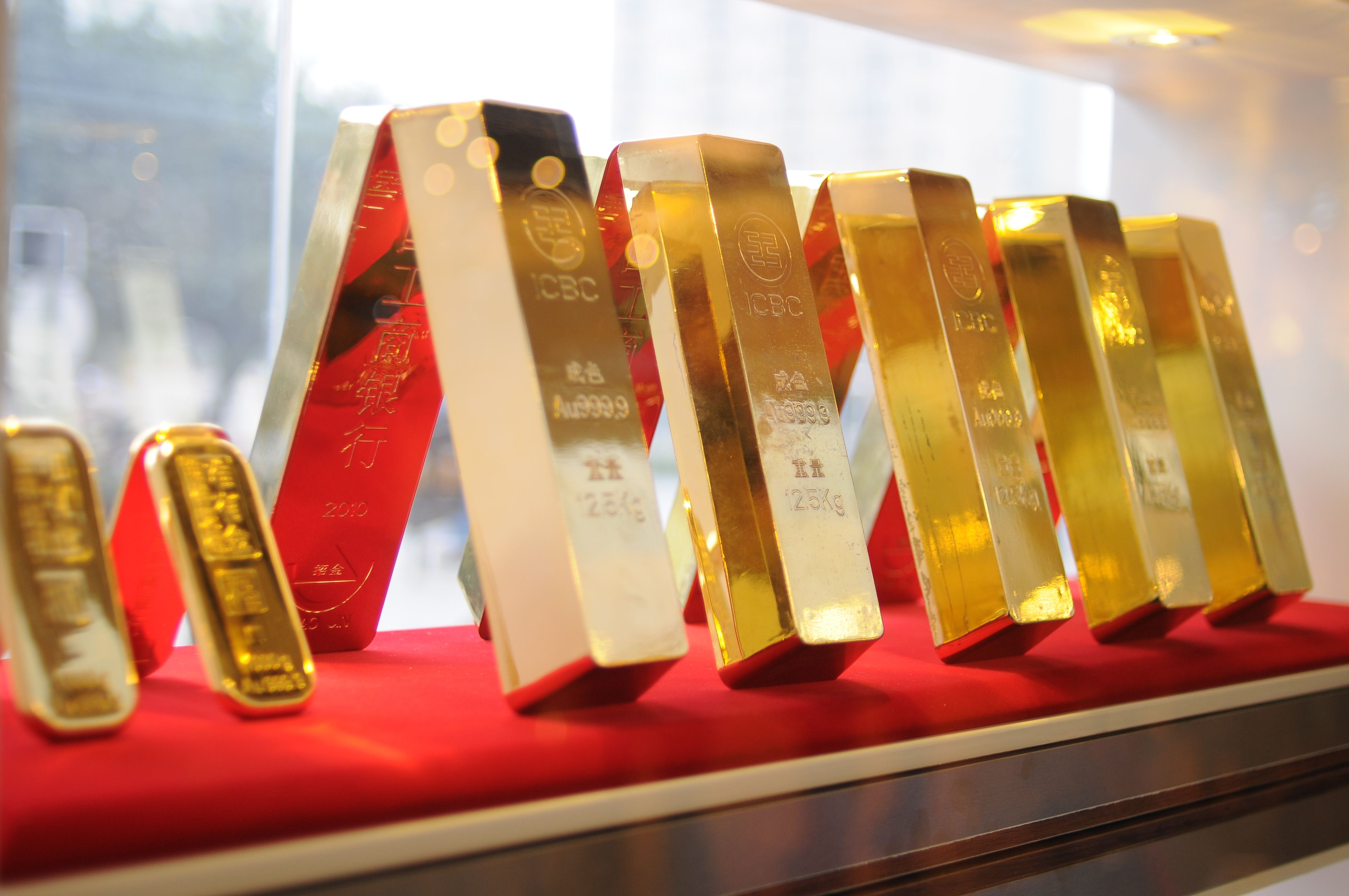 100万买的金条涨到150万,为何银行不愿回收,金店却只开价90万?