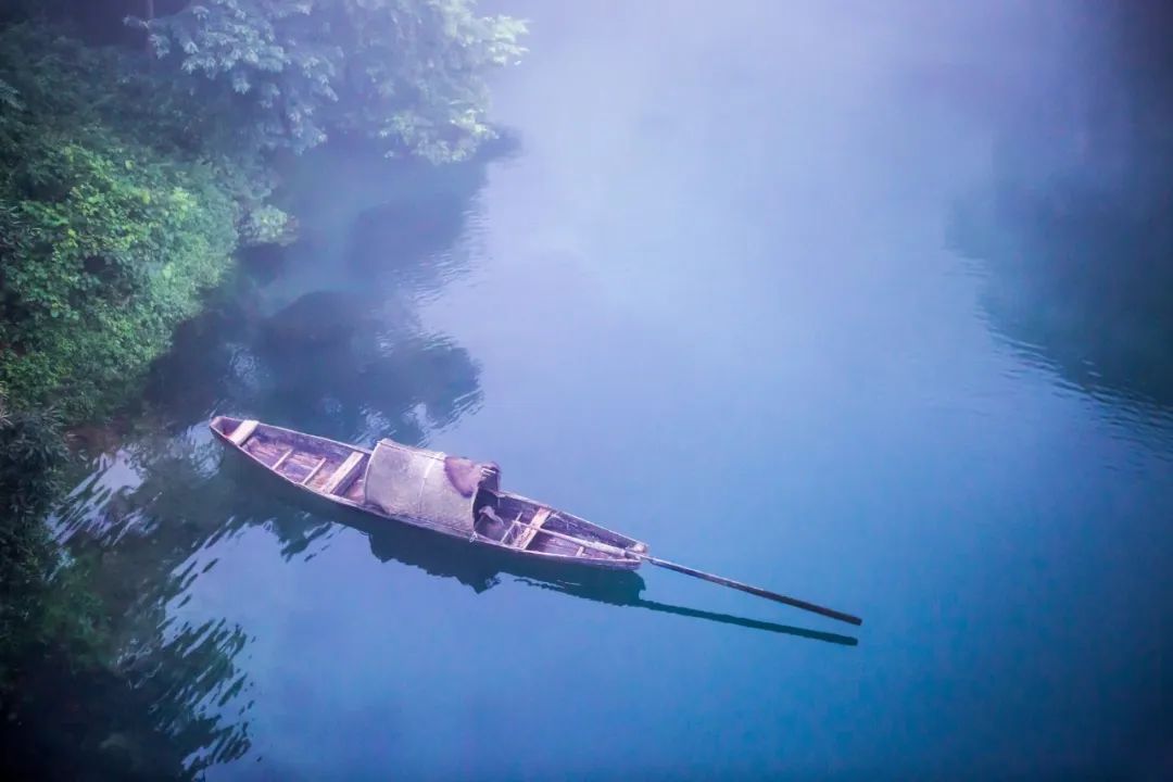 他的一首小诗清丽恬静,美到极致,宛如一幅意境深远的画儿