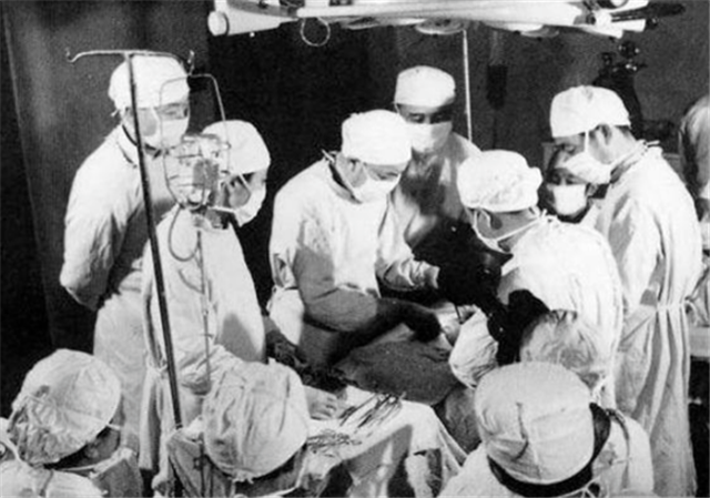 "医神"吴孟超:手关节变形,脚趾无法并拢,96岁仍坚持在手术台