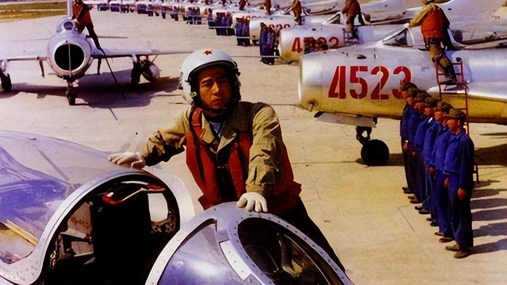 1989年,24岁飞行员蒋文浩叛逃:为了钱财抛弃家人,下场大快人心