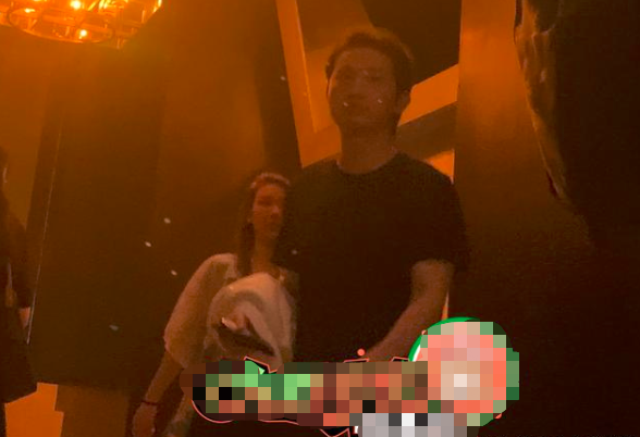 罗昊携神秘女性回酒店,女方穿着休闲长发披肩,不是周扬青