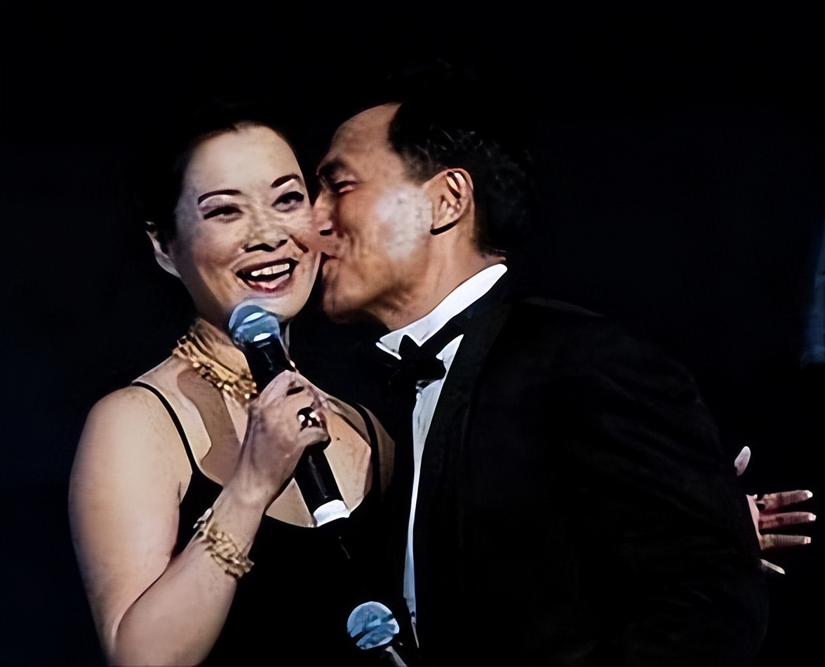 解直锟病逝已近一年,遗孀毛阿敏对260亿遗产的选择,却令人泪目