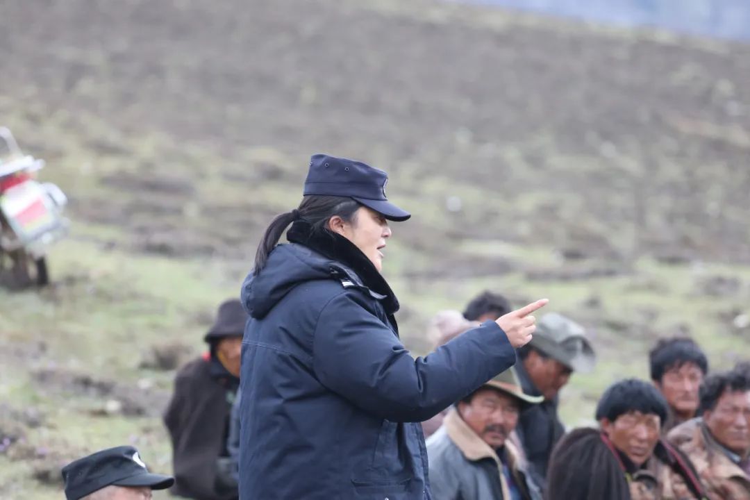 "6月11日下午,随着女公安局长邹雪红不同寻常提问式的开场白,让乡城县