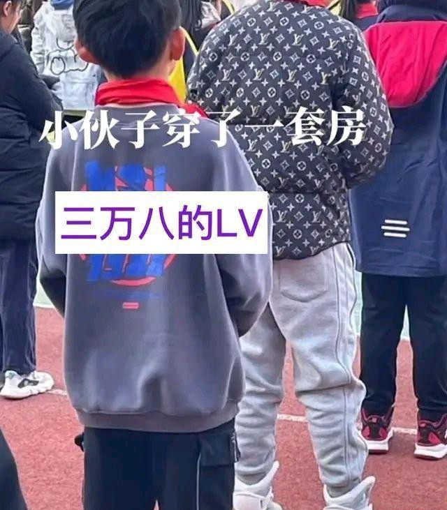 小学生穿"81万元"的鞋子上学,是炫富还是真有钱?网友褒贬不一
