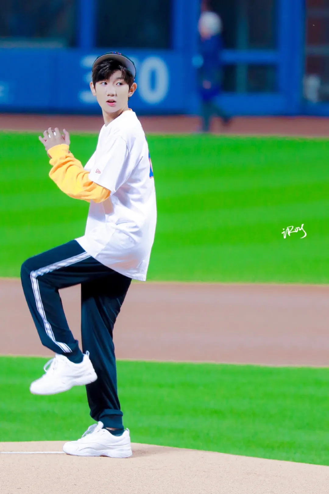 王源更新滑雪照,少年肆意潇洒,运动如风