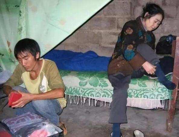 贵州大山穷小子,千里背母上学,拒绝55万年薪,成中国最美教师