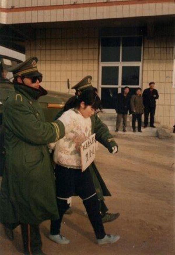 95年陆金凤枪决真实画面!面容美丽坦然赴死,为啥有人为她喊冤?