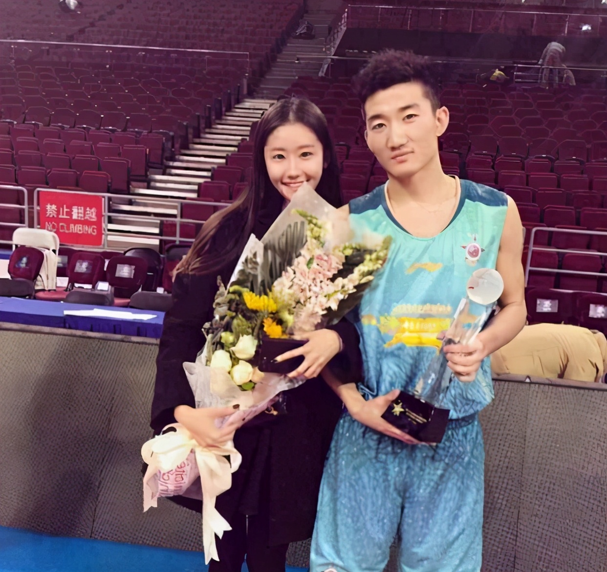 孙铭徽女友疑似曝光,身高1米8长相可爱,自嘲与郭艾伦差距很大