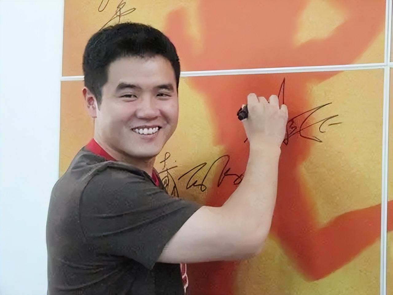 回顾国乒刘国正受伤后女友与他分手退役娶小9岁舞蹈出身的师妹