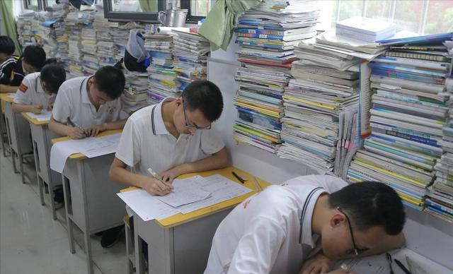 回顾学霸张广利:高考前在父亲病床前奔波,考上北大母亲激动落泪