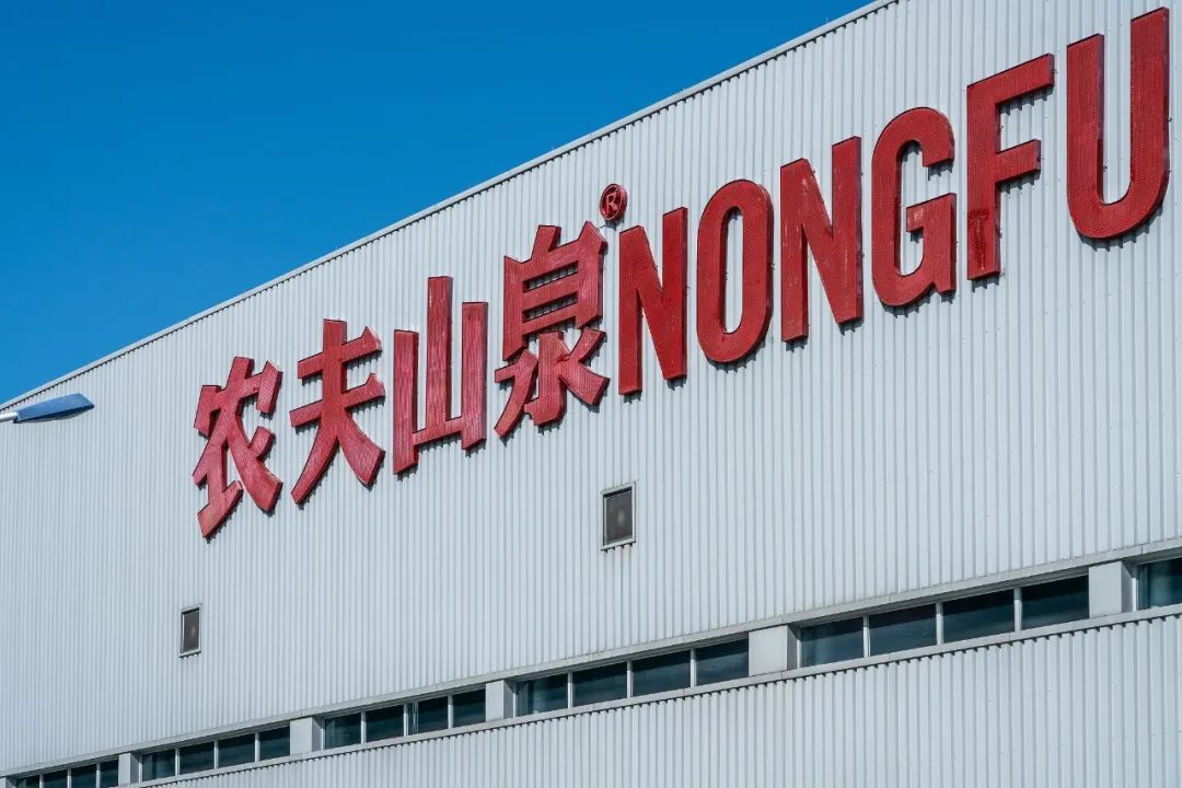 两个浙江人做矿泉水,一个公司上市成富豪,一个却30年坚持不上市