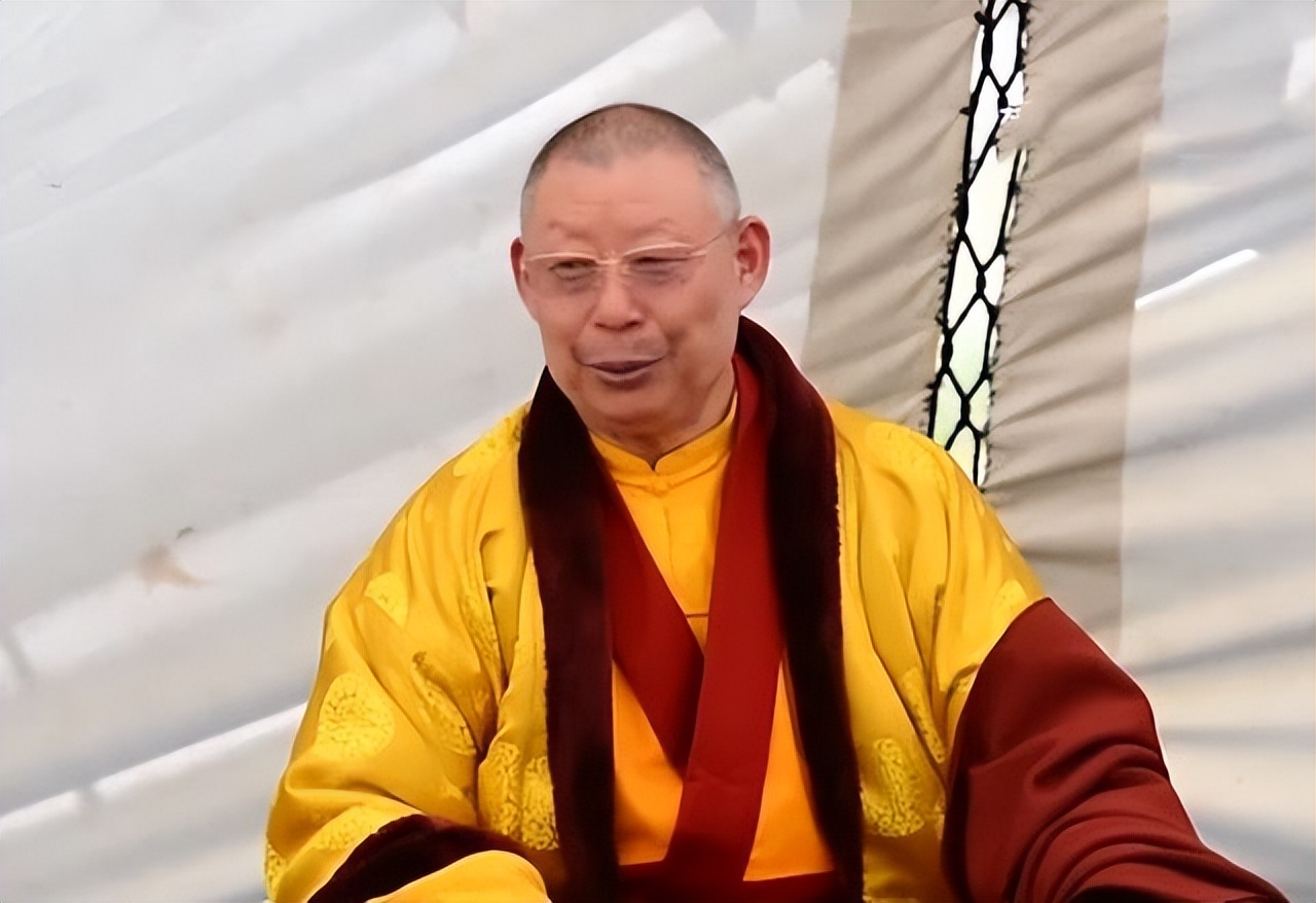 王兴夫四川甘孜地区,洛桑丹真活佛被信徒奉若神明.