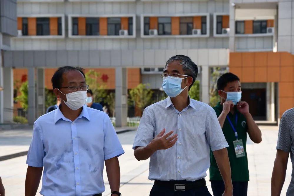 张社教到黄冈思源实验学校调研开学工作