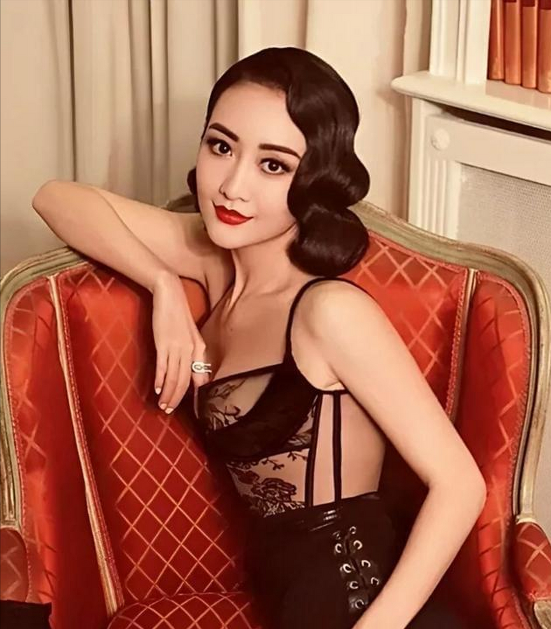 近日,王鸥的粉丝发布了一组偶像过去的照片,绝对性感美艳.