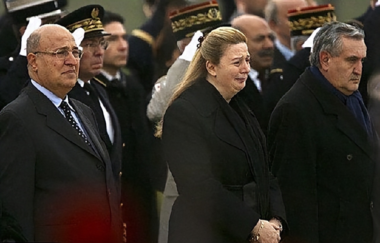 2004年阿拉法特死后小35岁妻子拿2000万美元带着女儿生活滋润