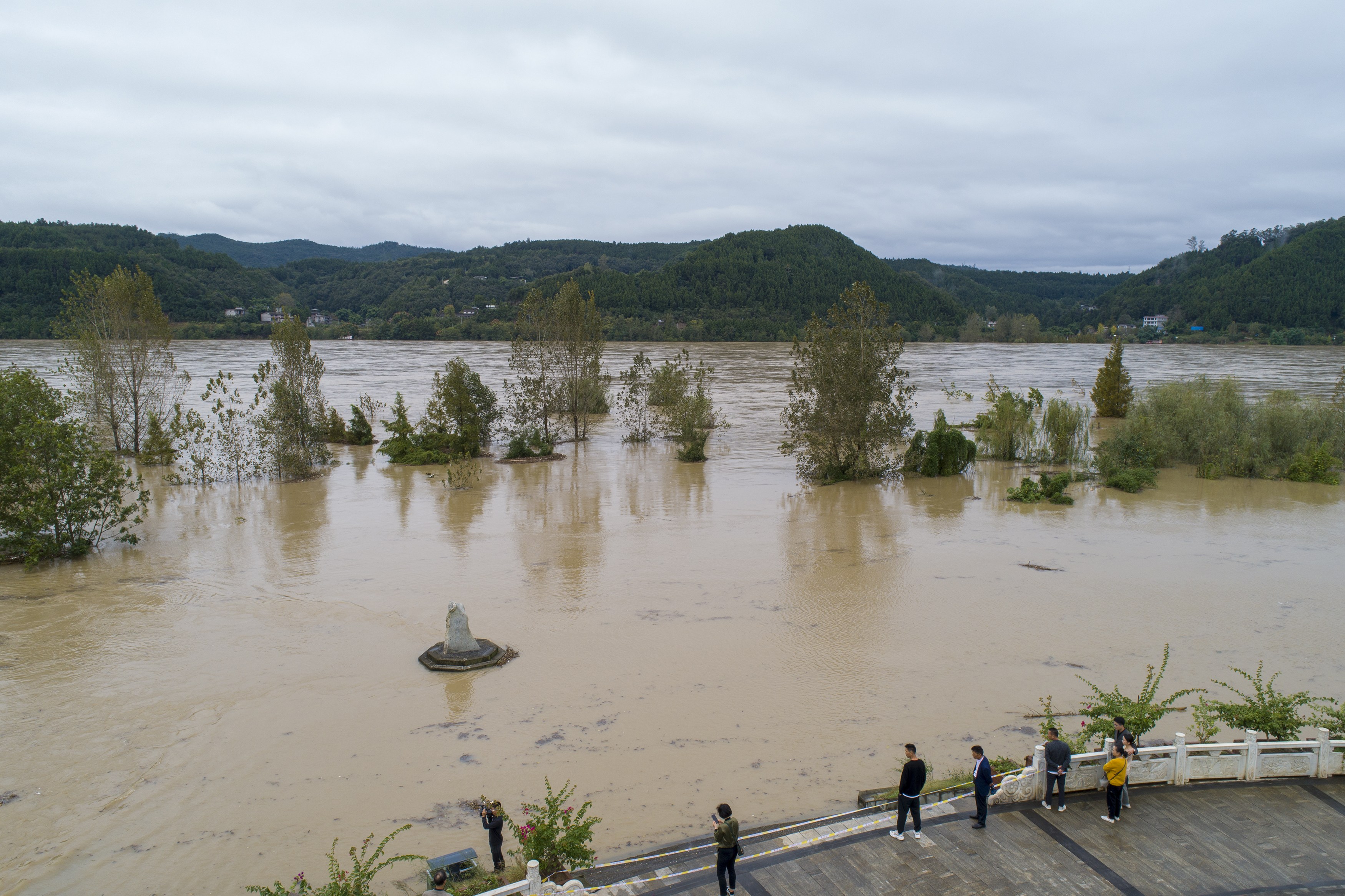 四川阆中:洪水漫进古城 当地启动i级防汛应急响应(2)