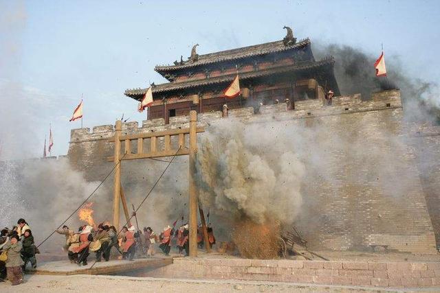 郭靖黄蓉为守襄阳战死,杨过为何不露一面?其实金庸已埋下伏笔