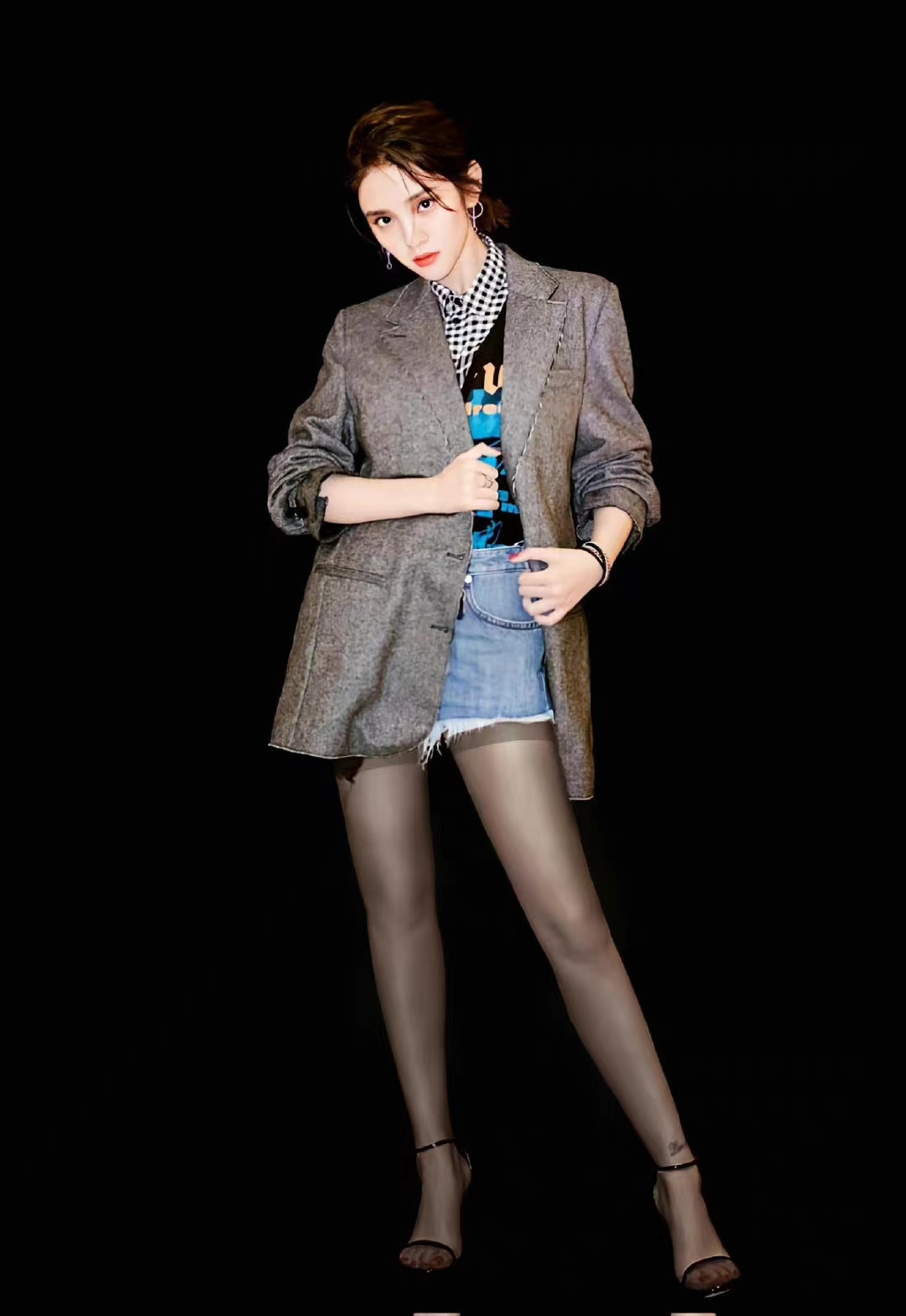 唐艺昕生娃后气质大变,"丝袜腿"演绎性感魅惑,哪里像是孩子妈