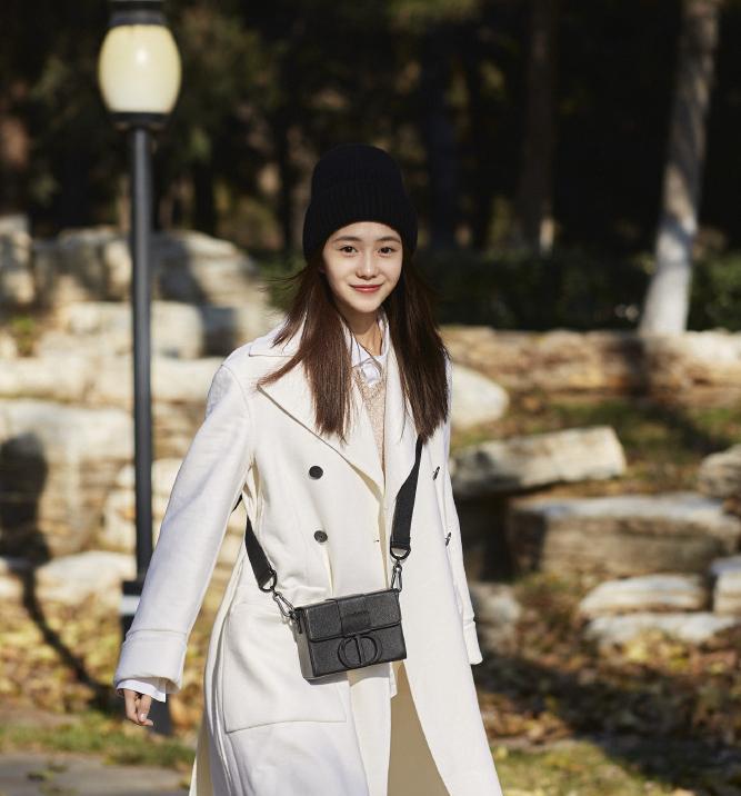 新晋谋女郎张浩存,一袭白色礼裙简约大气,小小年轻气质绝了!